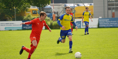 Auf Daniele Varano (rechts) muss der FC Au-Berneck für ein halbes Jahr verzichten. Der Mittelfeldspieler macht eine Asienreise. (Archivbild)
