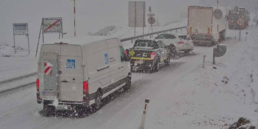Der Verkehr steht am Julierpass still. (Symbolbild)