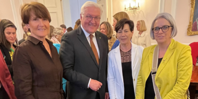 Bundespräsident Frank-Walter Steinmeier lässt es sich nicht nehmen, einzelne Vertreterinnen persönlich zu begrüssen, v.l.n.r. Silvia Troxler, Gemeindepräsidentin Balgach, Frank-Walter Steinmeier, Bundespräsident Deutschland, Imelda Stadler, Gemeindepräsidentin Lütisburg, Caroline Bartholet, Gemeindepräsidentin Niederbüren