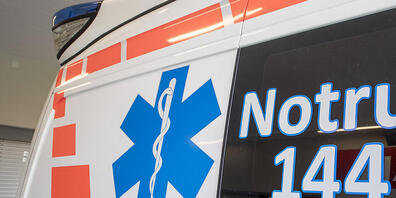 Ein 42-Jähriger musste am Montag mit unbestimmten Verletzungen ins Spital gebracht werden, nachdem er auf einem Fussgängerstreifen in Chur angefahren wurde. (Symbolbild)