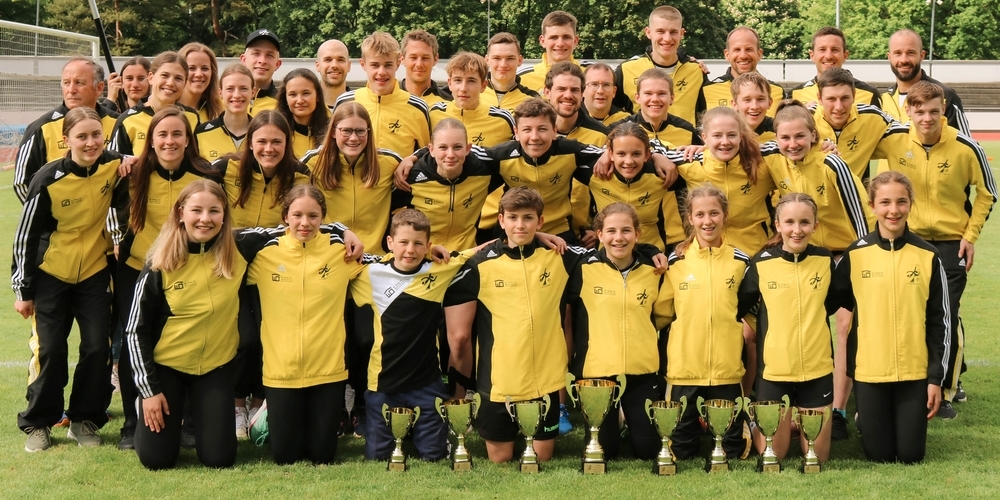 Gruppenbild des STV Eschenbach SG an den Pendelstafetten-Meisterschaften mit den acht gewonnenen Trophäen.