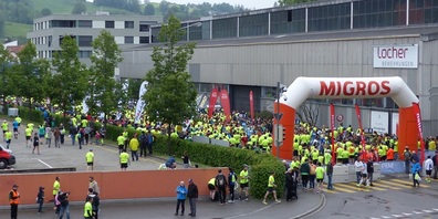 Die Läufer bewegen sich quer durch die Stadt.