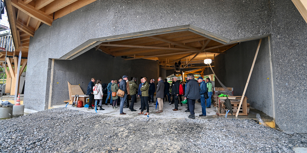Aufrichtefeier: Die Veranstaltung startete mitten auf der Baustelle, was für eine imposante Kulisse sorgte.