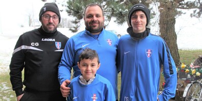 Sie haben Fussball im Blut: (v. l.) Co-Trainer Carlo, Trainer Giuseppe mit Diego und Frederico. 