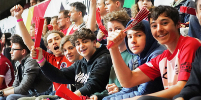 «Hopp Schwiiz» – die jungen Besucherinnen und Besucher sorgten für gute Stimmung und lautstarken Jubel in der Halle. 