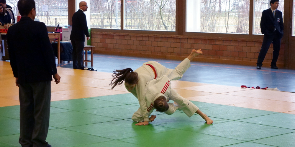 Sarina Kaufmann wirft mit Tsuri-komi-goshi.