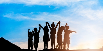 Gemeinsames und altersgerechtes Singen, Beten und auf Gottes Wort Hören sind im Zentrum der Kinderfeiern. (Symbolbild)