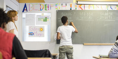 Im Kanton Zürich dürfen die Gemeinden auch im kommenden Schuljahr Lehrpersonen einstellen, die kein Lehrdiplom haben. (Symbolbild)