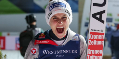 Eva Pinkelnig kann über den Sieg des Gesamtweltcups der Skispringerinnen jubeln