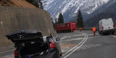 Der 81-Jährige war vom Süden in Richtung San Bernardino unterwegs und geriet unterhalb des Lago d'Isola von der Überholspur auf die Gegenfahrbahn. Dort kollidierte er mit den beiden Nutzfahrzeugen.