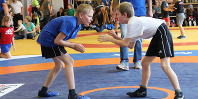 Pius Ochsner (in weiss) von der Jugi Gächlingen stand am letzten Ringercup im November 2022 in Marthalen im Einsatz.  