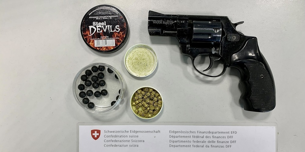 Diese Schusswaffe samt Schreckschuss-Munition hatten die drei Verdächtigen im Handschuhfach ihres Autos dabei.