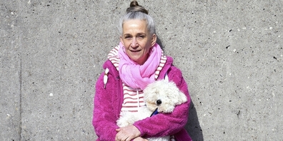 Brigitta Garcia López mit ihrem siebenmonatigen Bichon Frisé Willy: «Ich hoffe sehr, dass die Bevölkerung Freude an der von mir gestalteten Briefmarke hat.»
