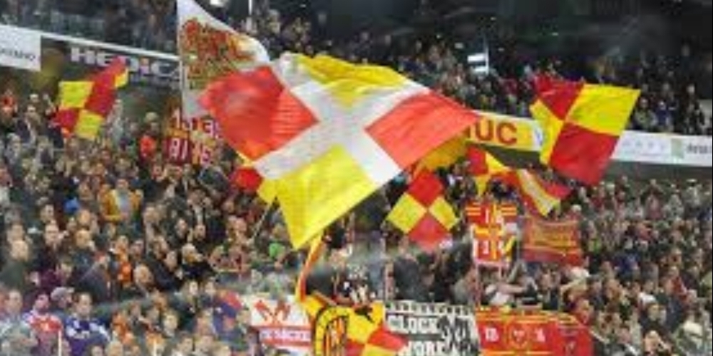 Geglückter Start zu den Play-offs: Die Bieler Fans jubeln über den Sieg gegen Bern.