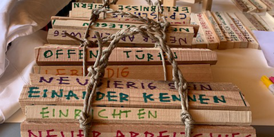 Kunst mit Holzscheiten: Das ausgezeichnete Werk von Dejan Suvajac.