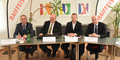 Die Leiter der Raiffeisenbanken See Gaster unter sich:  Thomas Wick, am Ricken, Rolf Güntensperger, Schänis-Amden,  Markus Jäger, Rapperswil-Jona und Peter Schmucki,  Benken