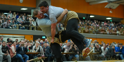 Pirmin Reichmuth, hier im Kampf gegen Mike Müllestein, gewinnt zum zweiten Mal in Sarnen.