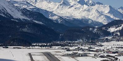 Die Engadiner Gross-Solaranlage soll links vom Flugfeld in Samedan realisiert werden. (Archivbild)