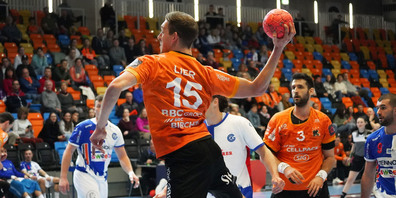 Die Kadetten Schaffhausen gewinnen 26:22 gegen GC Amicitia Zürich. 