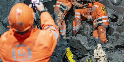 Die Mineure entsteigen dem Bohrkopf der Tunnelbohrmaschine beim offiziellen Durchschlag des Hochwasserentlastungsstollens Ost bei Sarnen.