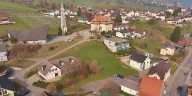 Die Kirche, das Schulhaus Kirchfeld und das Pfarreiheim bilden das Dorfzentrum von Lüchingen. Das neue Schulhaus soll auf der Wiese der Kirchgemeinde Lüchingen realisiert werden. Dazu muss das alte Pfarreiheim zurückgebaut werden. 