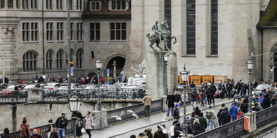 Bei der Münsterbrücke in Zürich ist am Donnerstag eine 71-jährige Frau in die Limmat gefallen. Sie wurde in kritischem Zustand ins Spital gebracht. (Symbolbild)