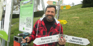 Als Walzenhauser Wanderweg-Verantwortlicher demontierte Daniel Fetz dieser Tage auch gegenüber dem Bahnhof die weissen «Chumm-und-lueg»-Wegweiser.