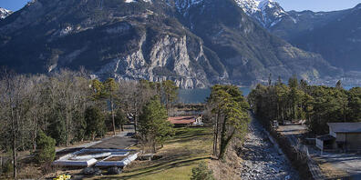 Der Isentalerbach fliesst auf der Halbinsel Isleten in der Urnersee. Hier plant Samih Sawiris ein Marina-Projekt. (Archivbild)