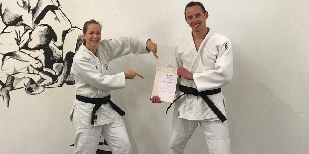 Martina Jud und Marco Oberholzer (r.), neuster Schwarzgurtträger im JudoClub Kaltbrunn.