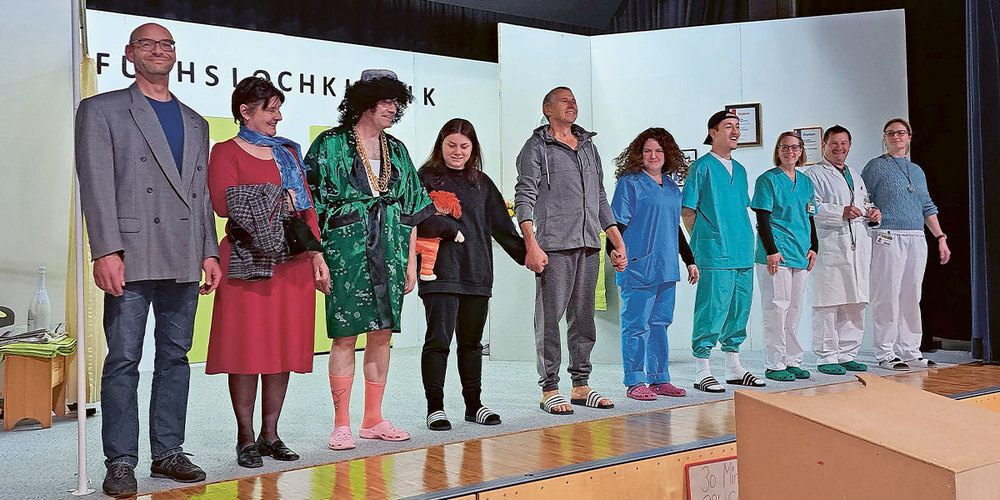 Das Ensemble nach geglückter Theaterprobe. 