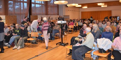 Die Umgestaltung des Probsteihügels zog viele Interessierte ins reformierte Kirchgemeindehaus von Schwamendingen. 