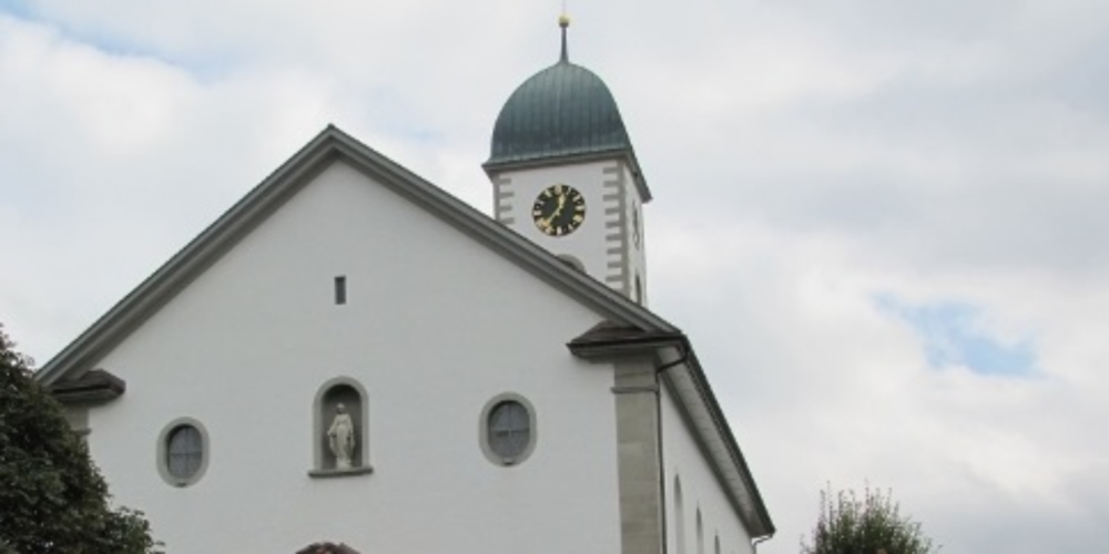Aussenansicht der Ernetschwiler Pfarrkirche Karl Borromäus.
