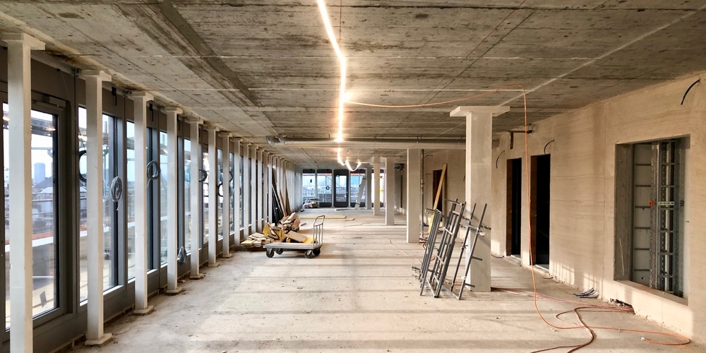 Die Intensität des Lichteinfalls in die rundum verglasten Geschosse kann durch das neuartige, hier bereits montierte Sonnenschutzglas des Typs «Eyrise s350» dynamisch gesteuert werden.