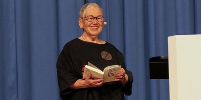 Berta Thurnherr las mit dem ihr eigenen Esprit aus ihrem neuen Buch «Rundumm Rii»
