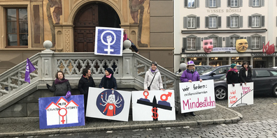 Mit einer Kurz-Demo machten gestern vor dem Schwyzer Rathaus einige Frauen auf ihre Forderungen in Sachen Gleichstellung aufmerksam. 