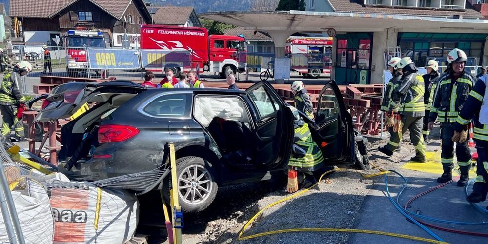 Einer der Pkw-Lenker war hinter dem Steuer eingeklemmt und musste von den Einsatzkräften befreit werden