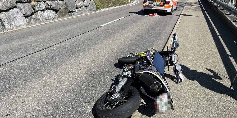 Aus noch unbekannter Ursache geriet der Motorradfahrer an den rechten Fahrbahnrand