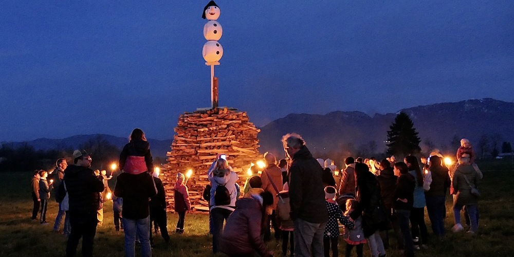 Einen stolzen Funken aus trockenem Brennholz hatten die Balgacher aufgebaut
