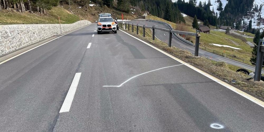 Ein Motorradfahrer stürzte am Samstagnachmittag bei Urnäsch AR den Hang hinunter und verletzte sich dabei mittelschwer.