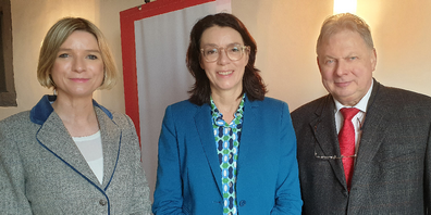 Von links: Henriette Engbersen, ehemalige SRF-Korrespondentin in London und seit 1. Februar 2023 Leiterin Public Value der Schweizerischen Rundfunk-Gesellschaft (SRG), Nathalie Wappler, Direktorin Schweizer Radio und Fernsehen SRF, sowie stv. Generaldirektorin SRG, im Gespräch mit Moderator Roland P. Poschung.