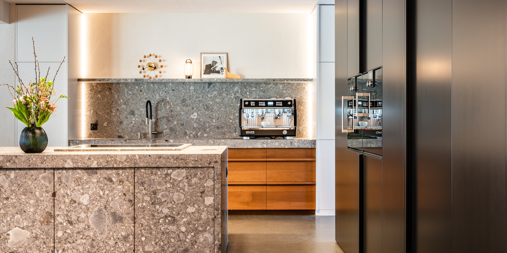 Das Herzstück der neuen Ausstellung: In der Domus Küche finden ab April Kochkurse in Zusammenarbeit mit Pro  Table statt. Gefertigt wurde sie in der Möbelmanufaktur 1980 AG im Rheintal