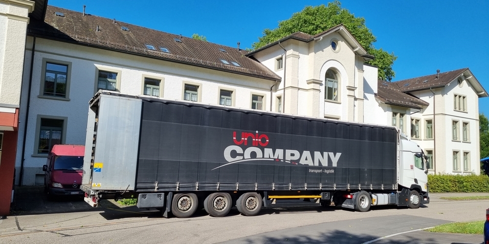 Ukrainischer Sattelschlepper beim Abtransport von ca. 60 Pflegebetten, 40 Rollstühlen und 20 Rollatoren und weiteren Geräten zur Pflege am 23. Juni 2022.