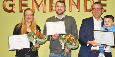 (v.l.n.r.) Shari Siegrist, Fabian Emidio Carvalho, Gemeindepräsident Cornel Aerne und Elion Rexha.