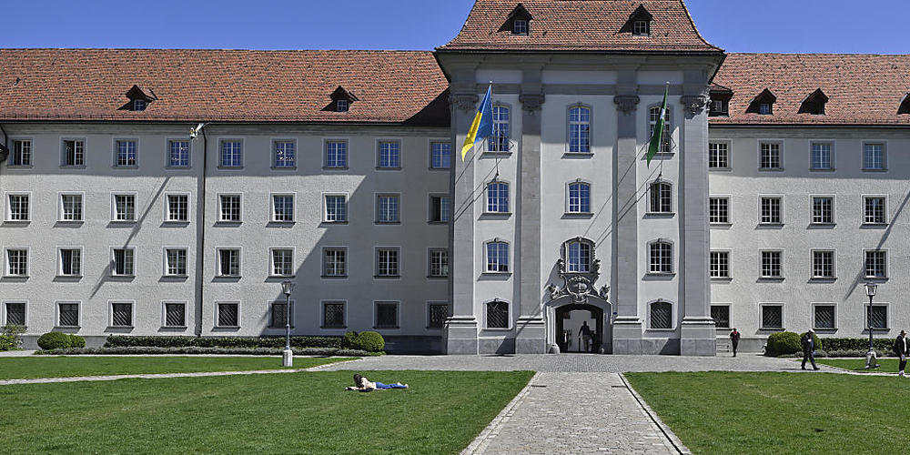 Die St. Galler Regierung muss Fragen zu den Folgen der Übernahme der Credit Suisse beantworten. Es geht darin um die Zusammenarbeit der Bank mit der HSG und um das Sponsoring der Festspiele auf dem Klosterplatz. (Archivbild)