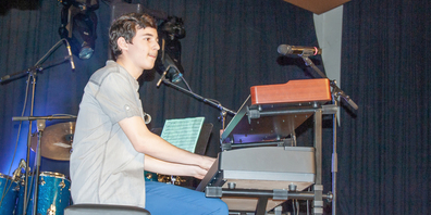 Der 16-jährige Pianist und Komponist Ennio Hess hat sich den Jugendförderpreis redlich verdient. Das Zürcher Talent besticht mit seiner Kreativität an den Tasten und wird in Zukunft noch einiges von sich hören lassen. 