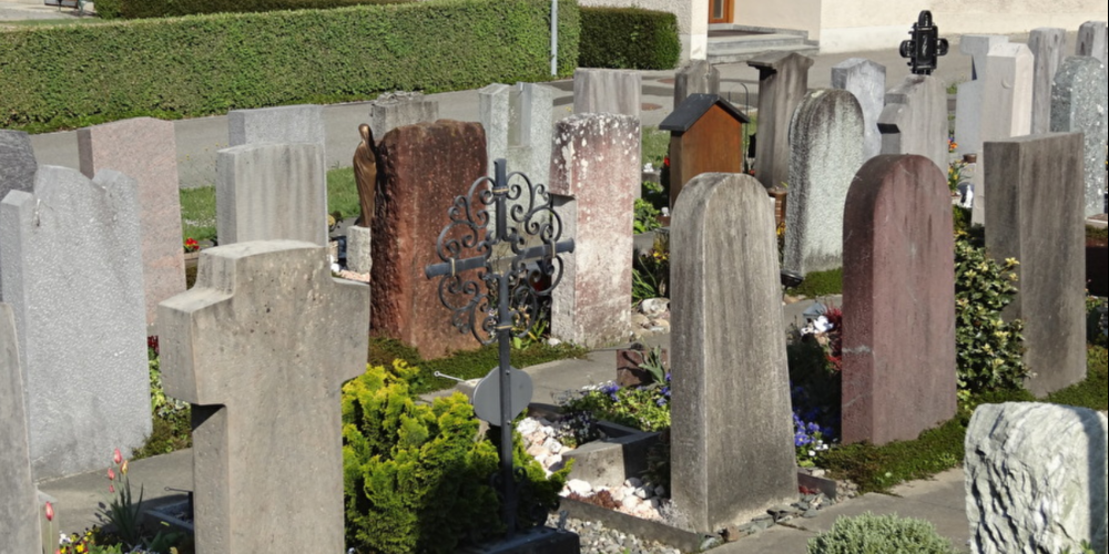 Erdgräber und Grabsteine im Friedhof Benken. (Archivbild)