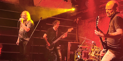  Michael Härdi, Beni Holenweg und Martin Gessler heizen mit der Band «Plastic Paul» den klub 8 ordentlich ein.
