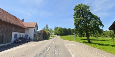 Damit die Strasse sicher und leistungsfähig bleibt, müssen beschädigte Beläge auf der Binzikerstrasse ersetzt werden. (Archivbild)