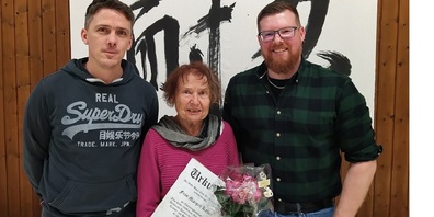  Margrit Keller umrahmt von Präsident Dominic Menzi (rechts) und Vize-Präsident Mario Kaderli.