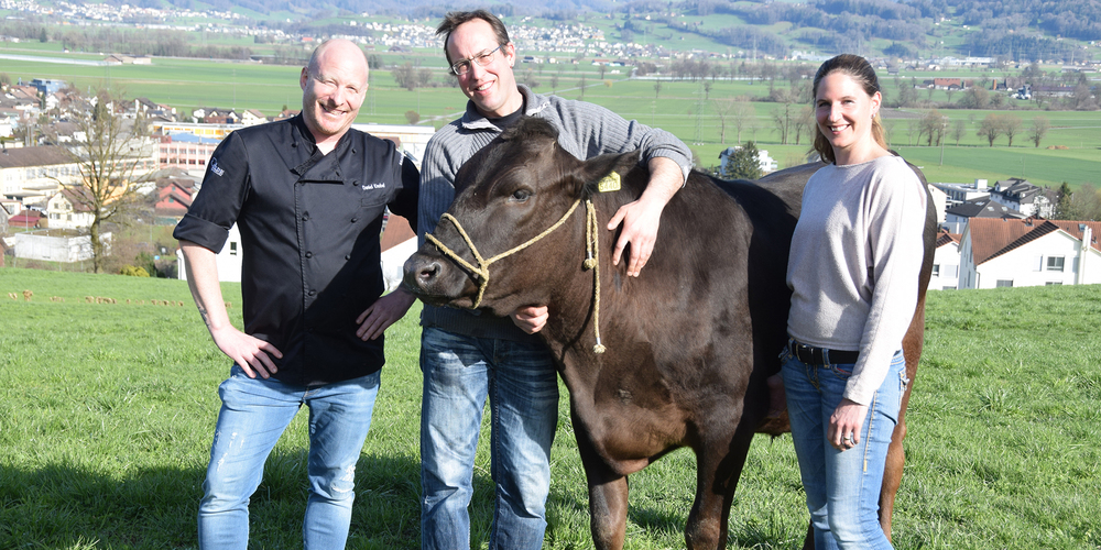Wirt Daniel Knobel (links) und die Landwirte Walter und Franziska Schätti mit dem zweijährigen Wagyu-Rind Samurai. 